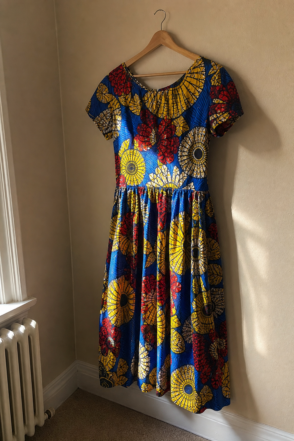 Robe en wax sur un cintre